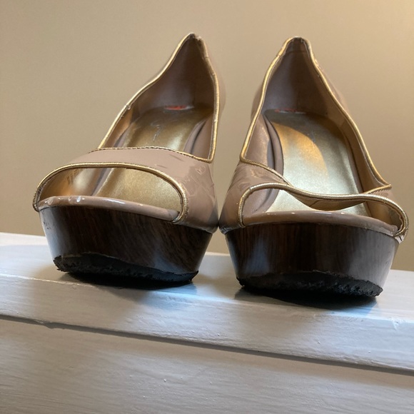 Jessica Simpson Platforms. Beige size 9 1/2 - Picture 2 of 8